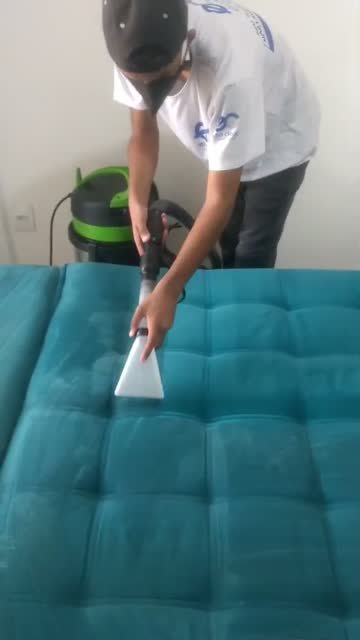 Lavagem de estofado azul com máquina profissional